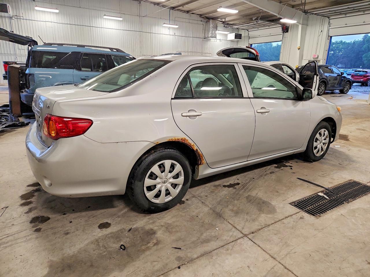 2010 Toyota Corolla Le Silver vin: 1NXBU4EE9AZ216928