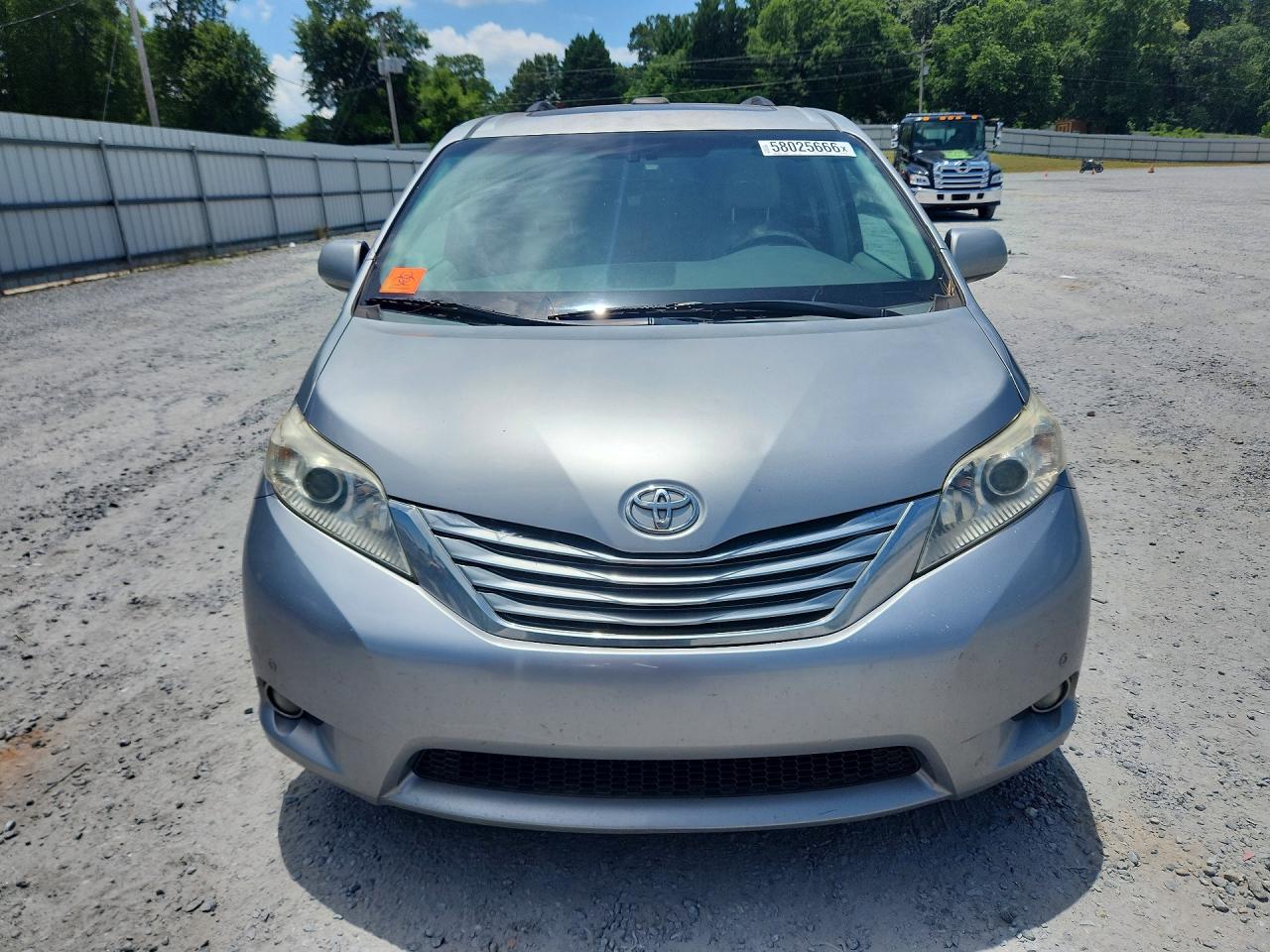 2011 Toyota Sienna Limited 7-passenger Silver vin: 5TDDK3DC1BS020016