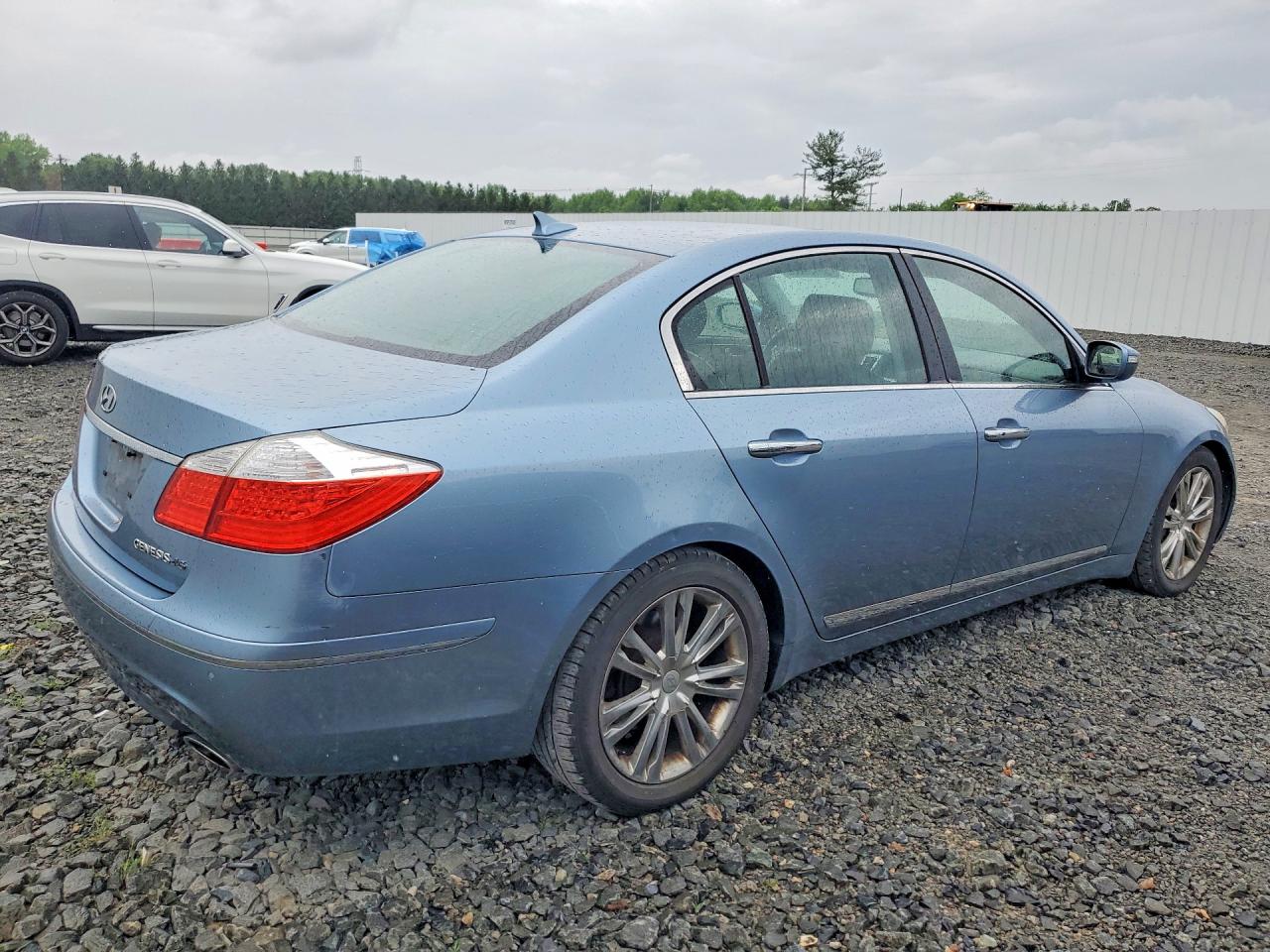2010 Hyundai Genesis 4.6l Blue vin: KMHGC4DF2AU071685