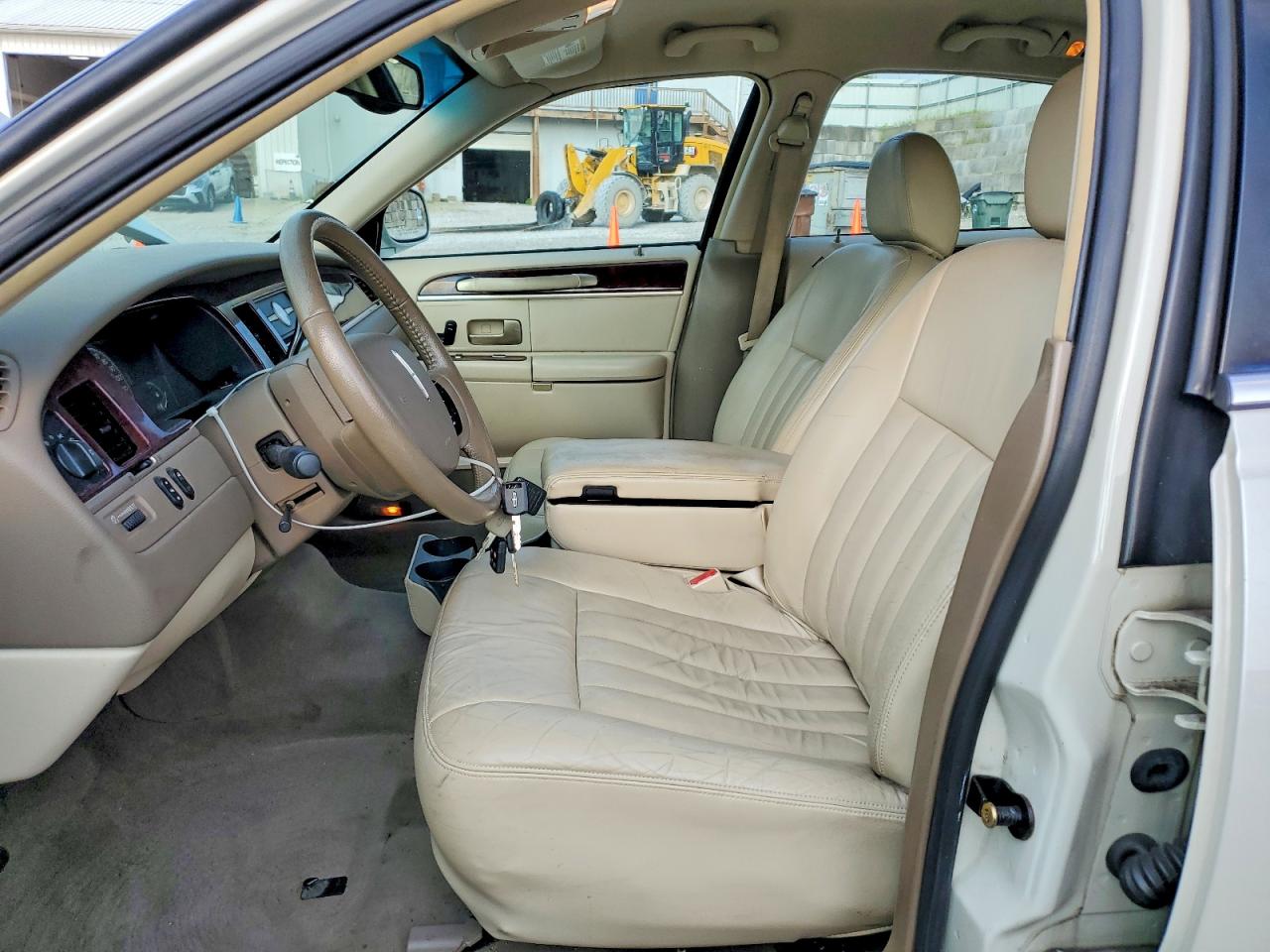 2005 Lincoln Town Car Signature Beige vin: 1LNHM81W05Y636477
