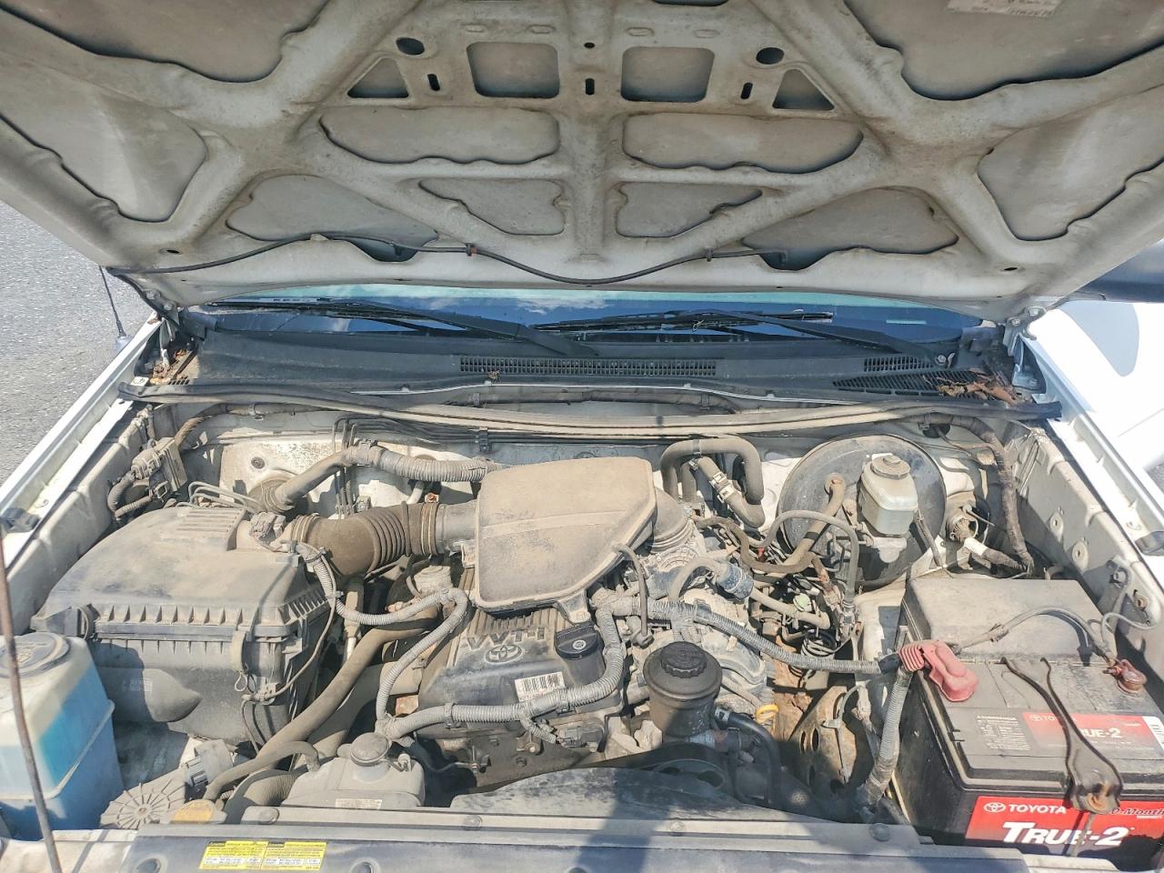 2005 Toyota Tacoma Base White vin: 5TENX22N15Z038995