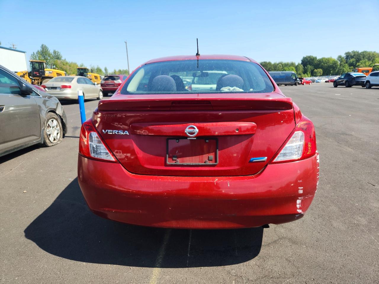 2014 Nissan Versa 1.6 S Красный vin: 3N1CN7AP0EL818893
