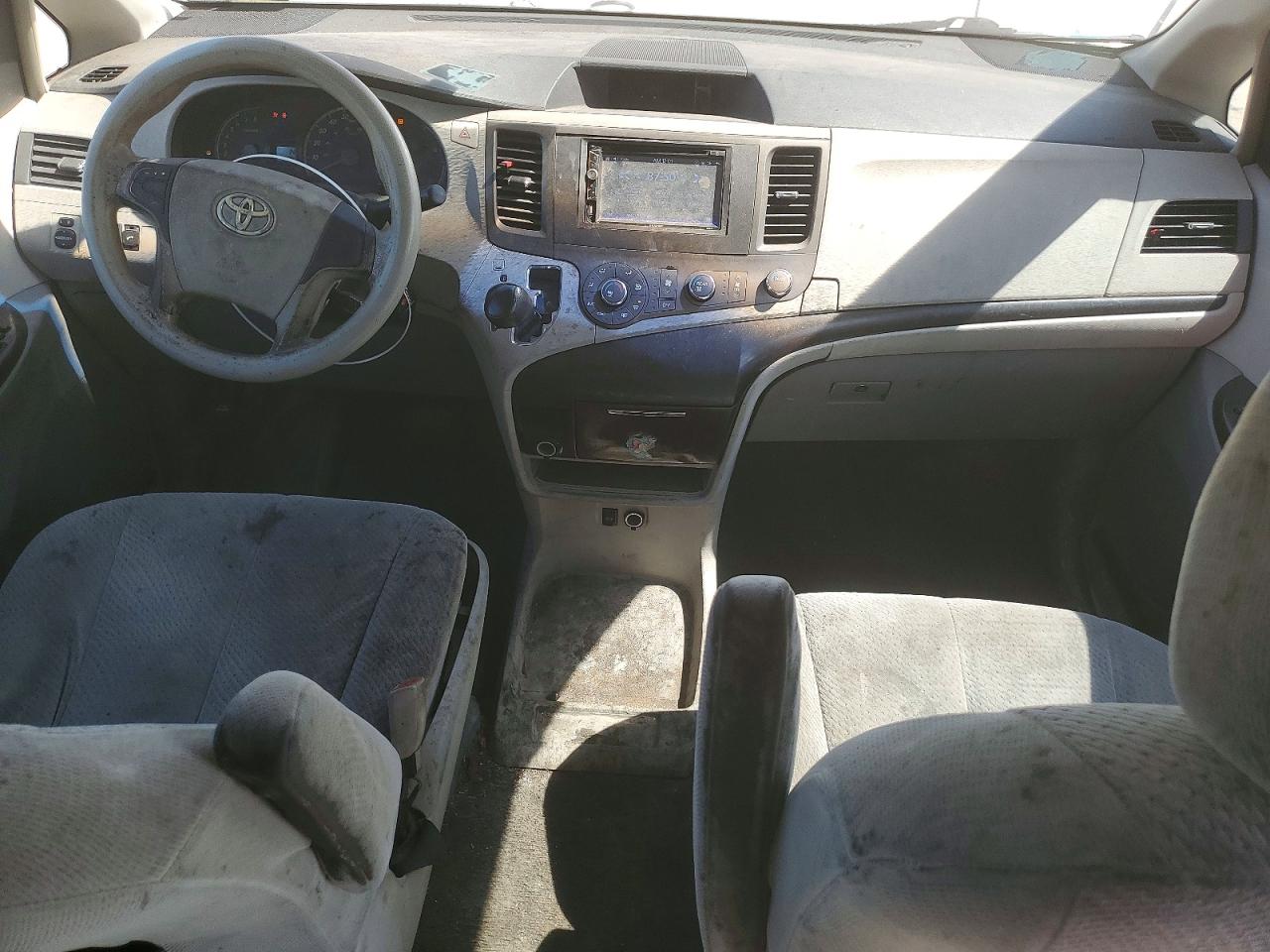 2011 Toyota Sienna Le Серебряный vin: 5TDKK3DC3BS005086