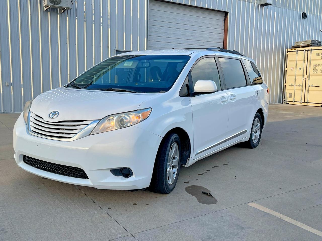 2015 Toyota Sienna Le White vin: 5TDKK3DC3FS547083