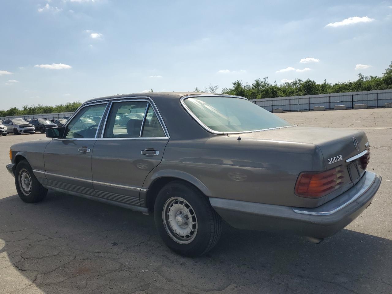 1984 Mercedes-benz 300 Sd Серый vin: WDBCB20A0EA082551