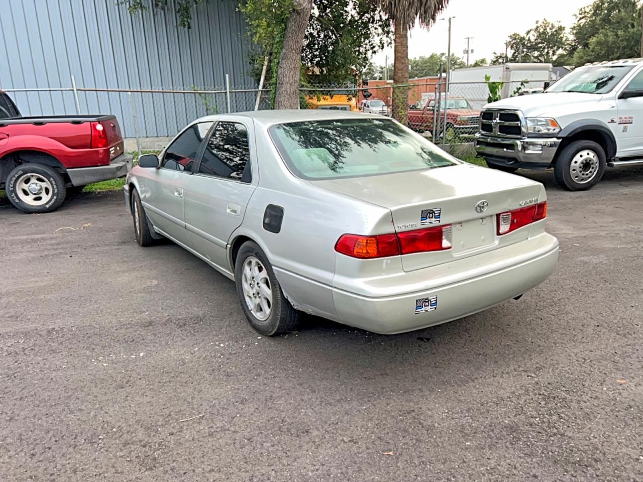 2000 Toyota Camry Le Серебряный vin: JT2BG22K2Y0450820