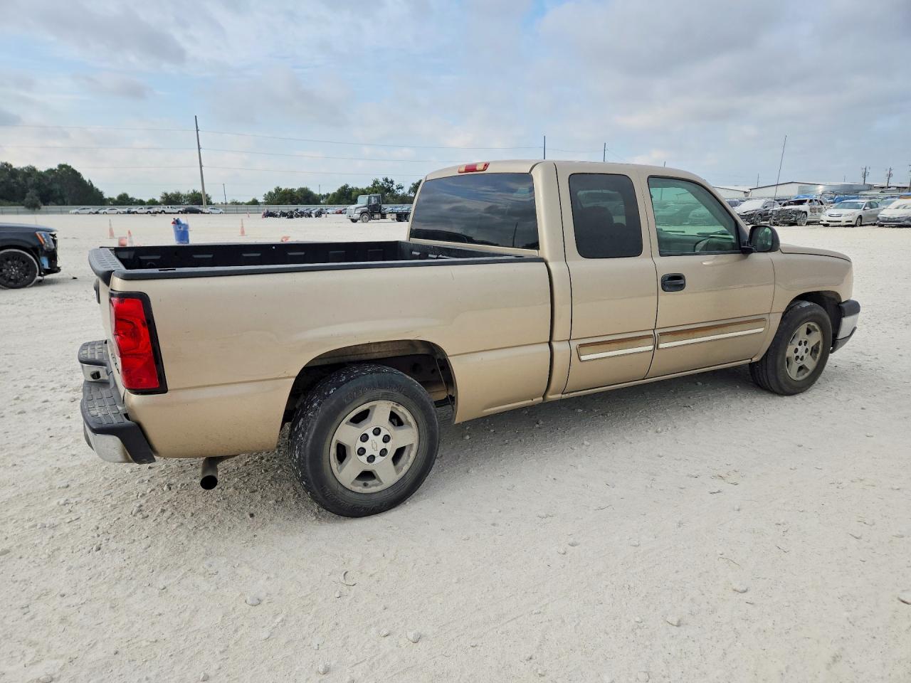 2005 Chevrolet Silverado C1500 Золотой vin: 2GCEC19V951310872
