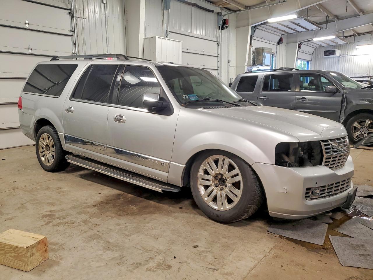 2012 Lincoln Navigator L Серебряный vin: 5LMJJ3J55CEL06382