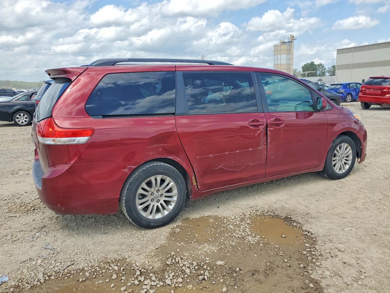 2011 Toyota Sienna Xle 8-passenger Red vin: 5TDYK3DCXBS127910