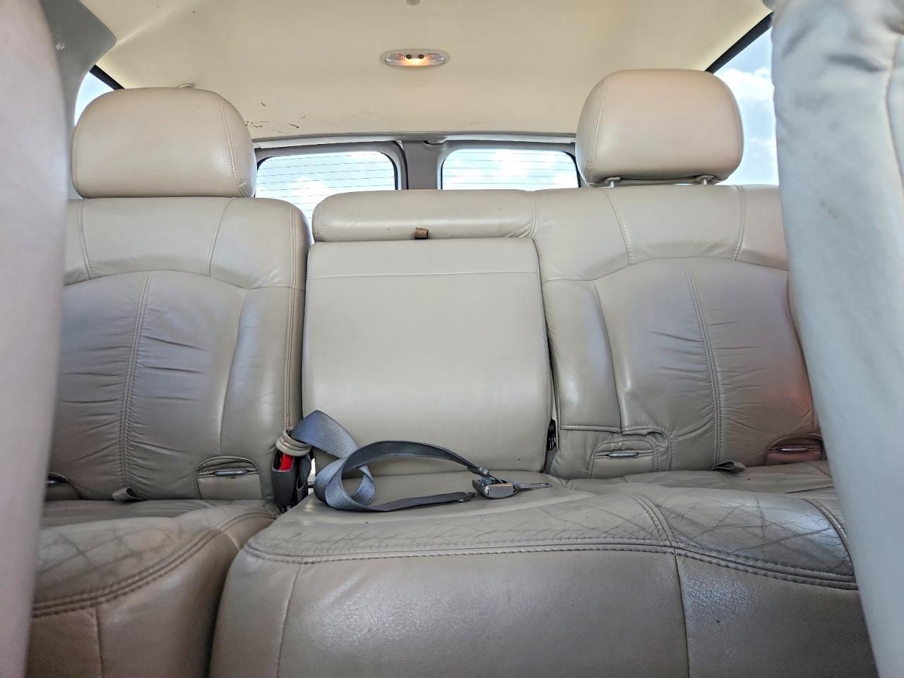 2002 Chevrolet Tahoe K1500 White vin: 1GNEK13Z12R188968
