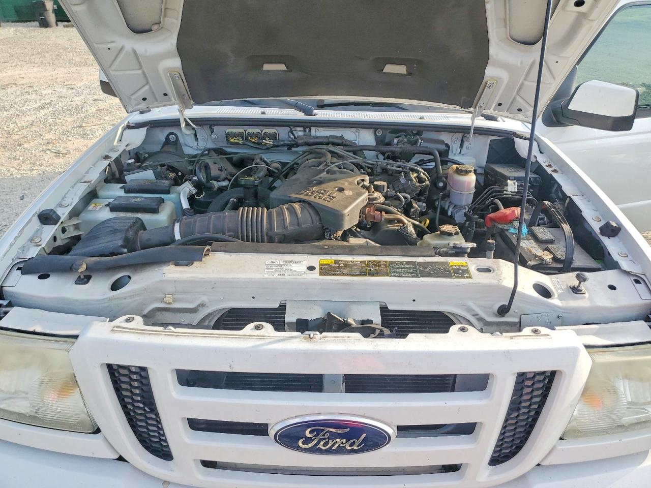 2011 Ford Ranger Super Cab White vin: 1FTKR4EE9BPA18453