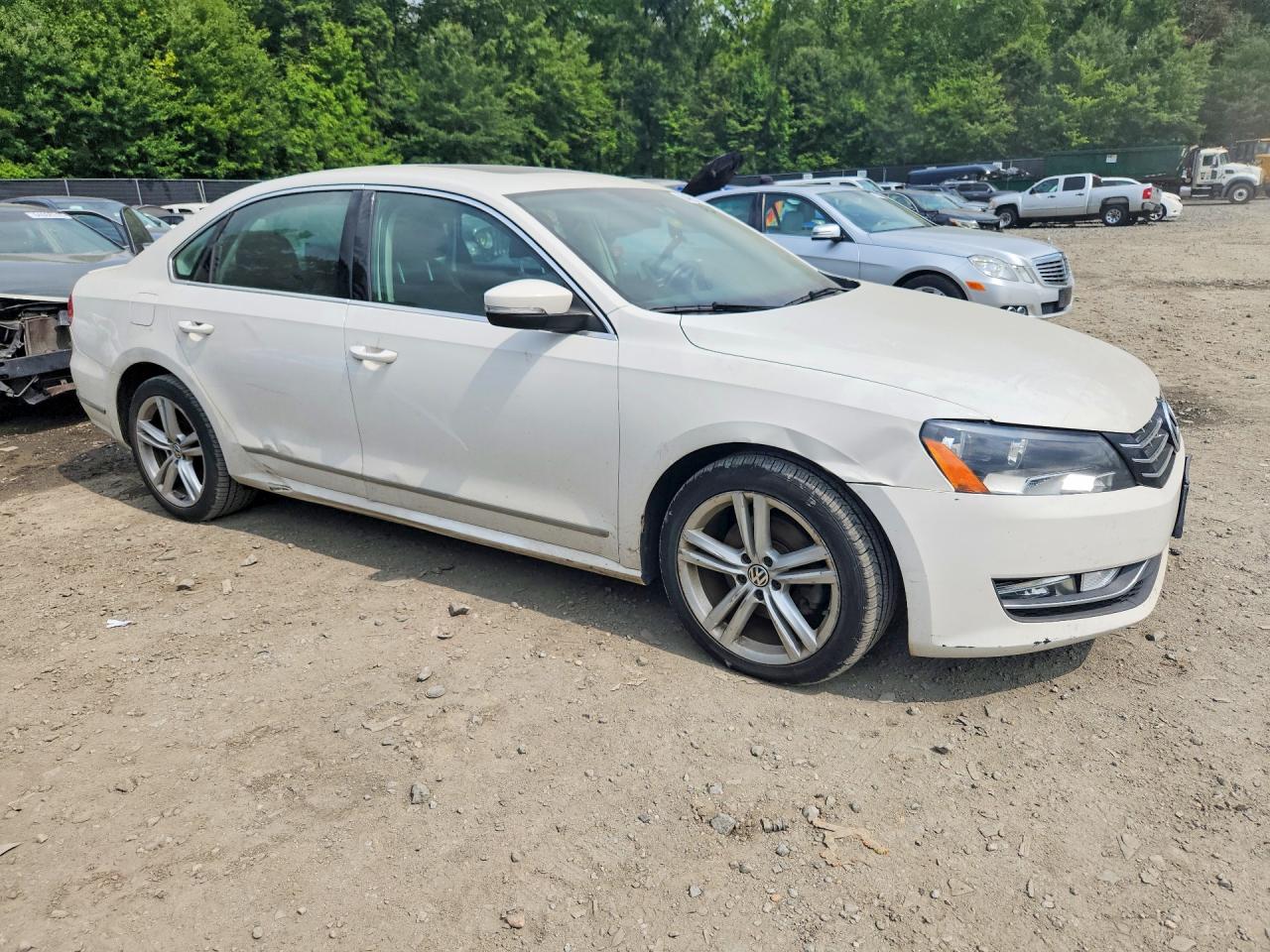 2013 Volkswagen Passat Sel White vin: 1VWCN7A39DC003724