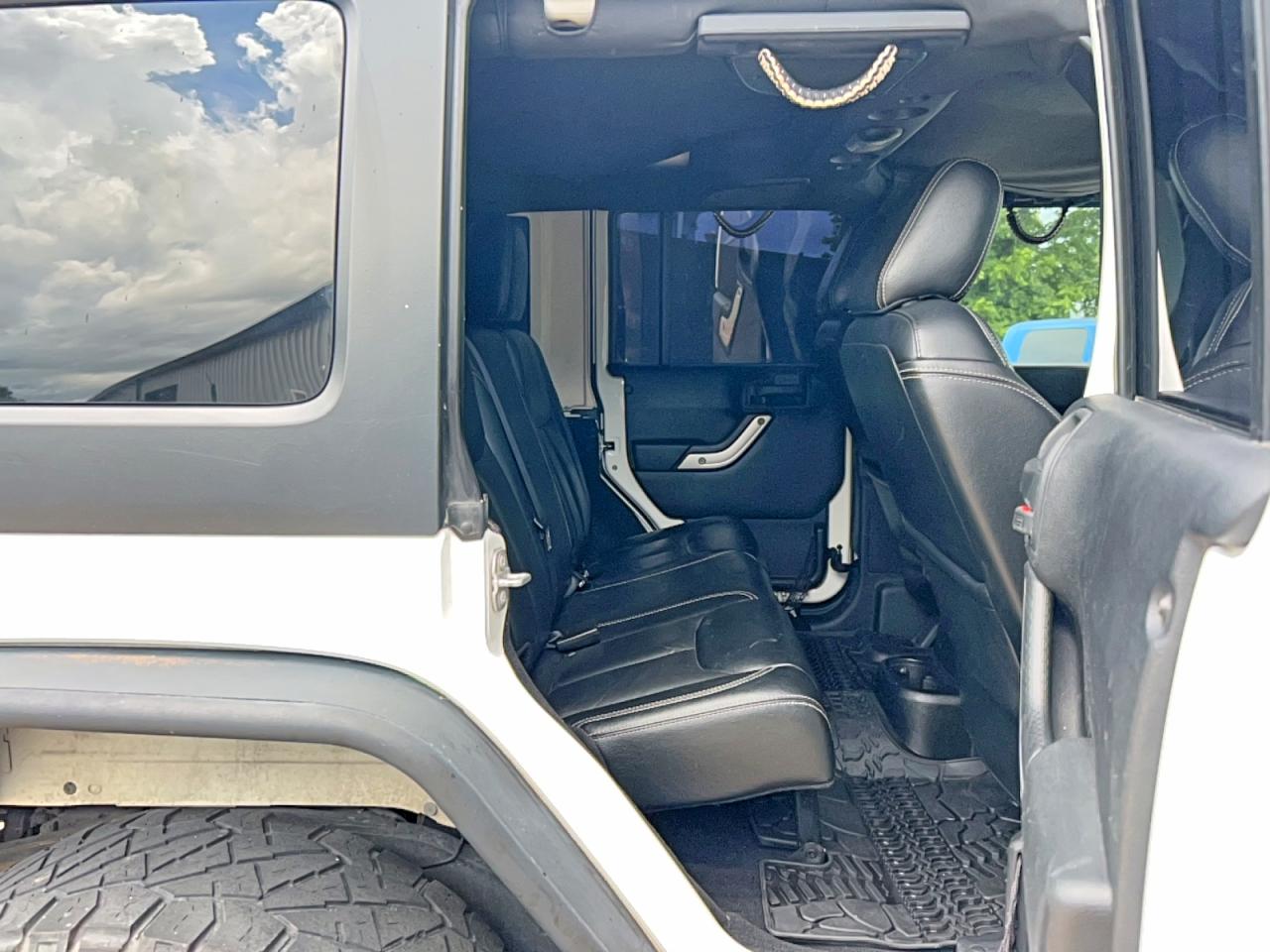 2015 Jeep Wrangler Unlimited Rubicon White vin: 1C4BJWFG3FL530855