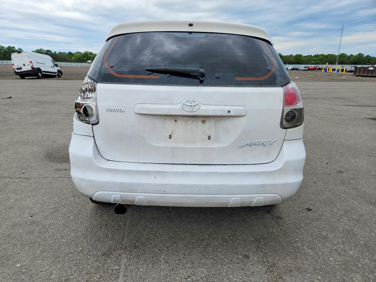 2008 Toyota Corolla Matrix Xr White vin: 2T1KR32E88C710855