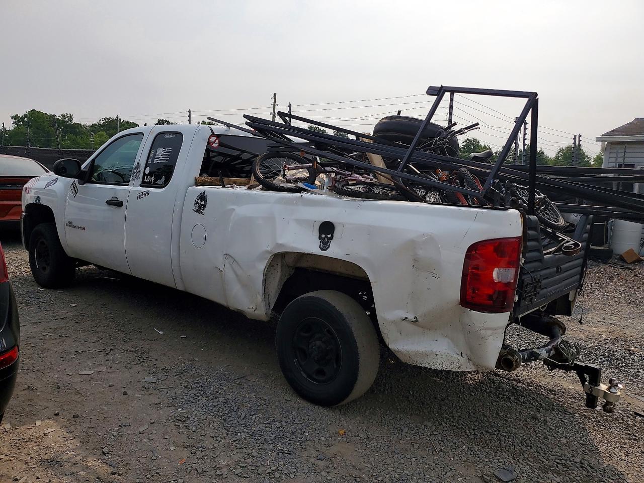 2007 Chevrolet Silverado C2500 Heavy Duty White vin: 1GCHC29K67E572262