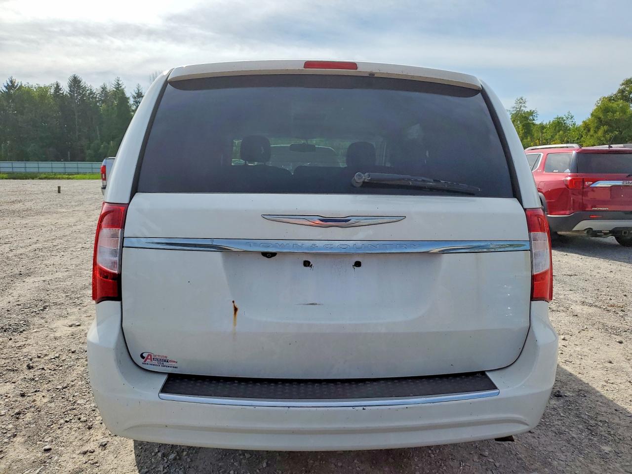 2015 Chrysler Town & Country Touring White vin: 2C4RC1BG8FR662535