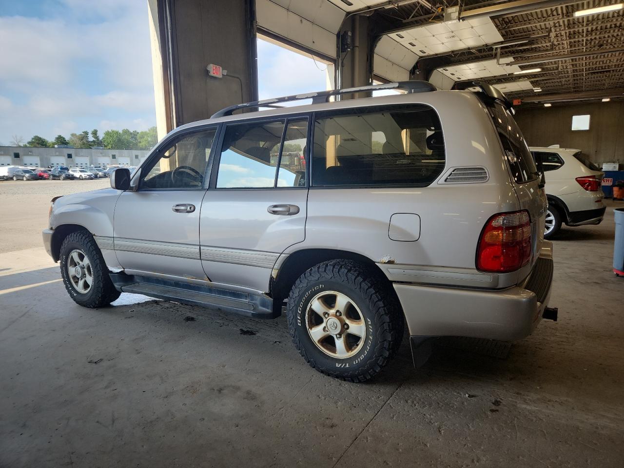 1999 Toyota Land Cruiser    Silver vin: JT3HT05J2X0067631