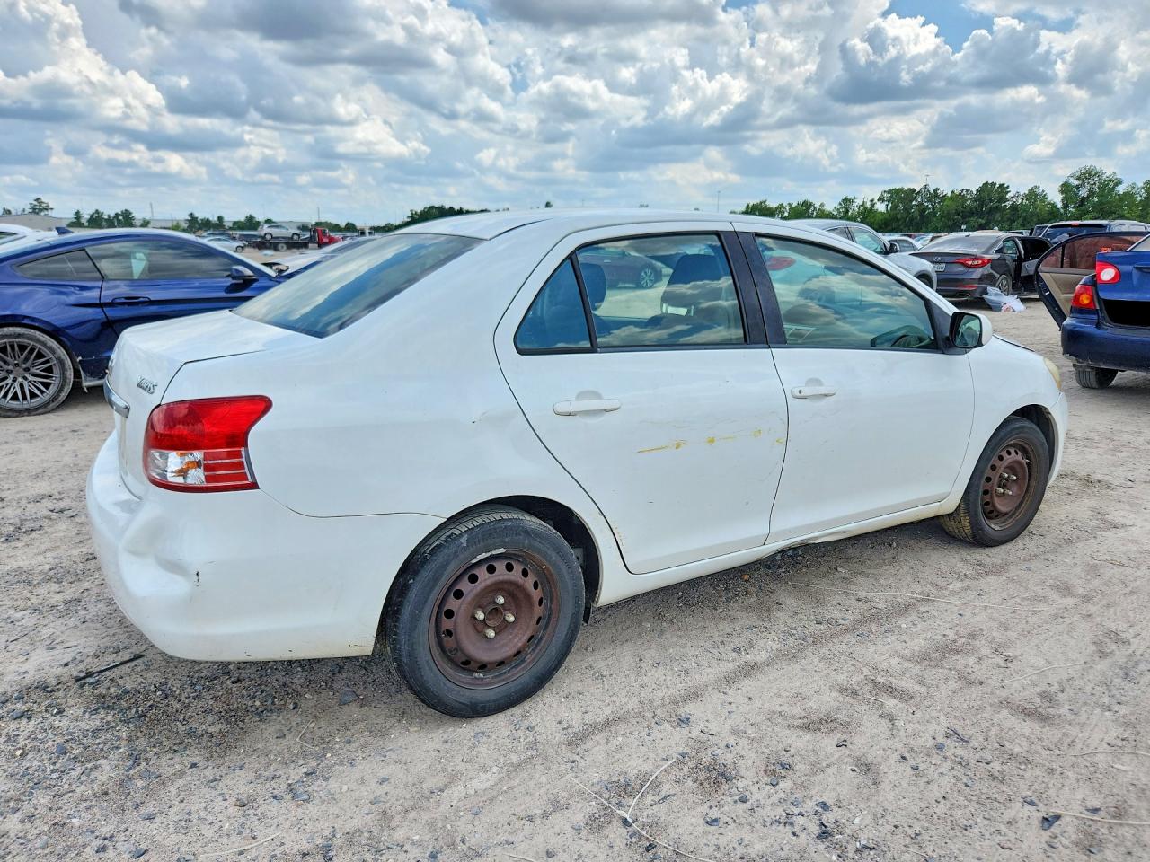 2012 Toyota Yaris Fleet White vin: JTDBT4K37CL023907