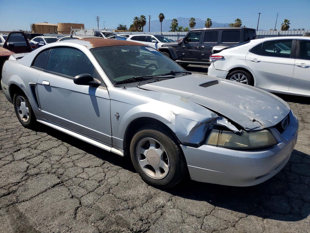2000 Ford Mustang Серебряный vin: 1FAFP4043YF315308