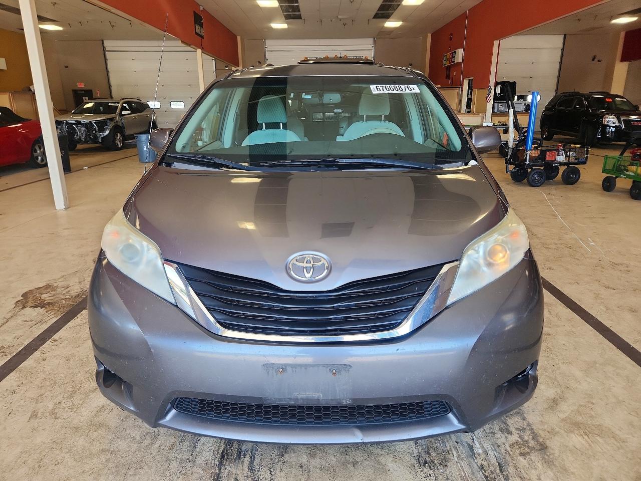 2011 Toyota Sienna Le Gray vin: 5TDKK3DCXBS101927