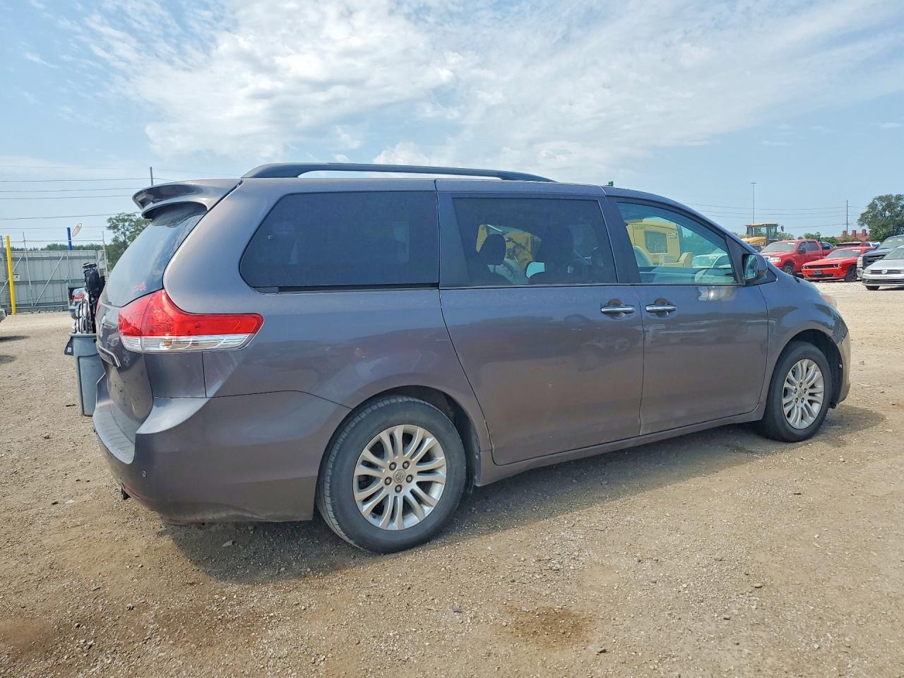 2014 Toyota Sienna Xle 8-passenger Gray vin: 5TDYK3DC7ES510093