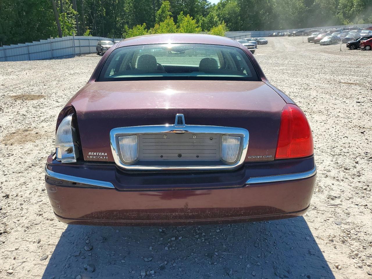 2007 Lincoln Town Car Signature Burgundy vin: 1LNHM81W07Y621139