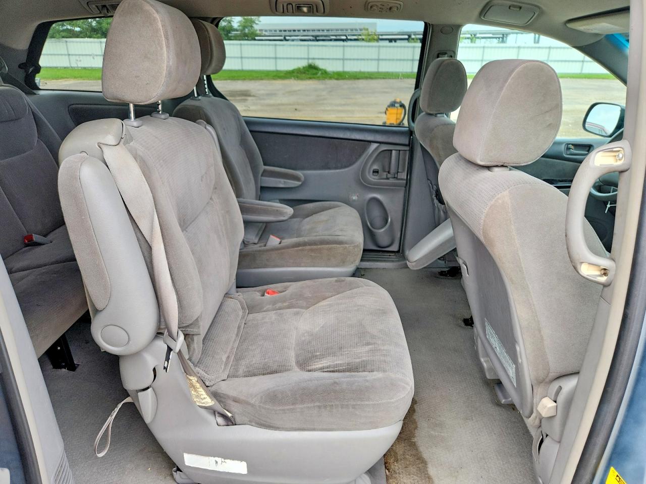 2004 Toyota Sienna Le 7 Passenger Blue vin: 5TDZA23C64S169741