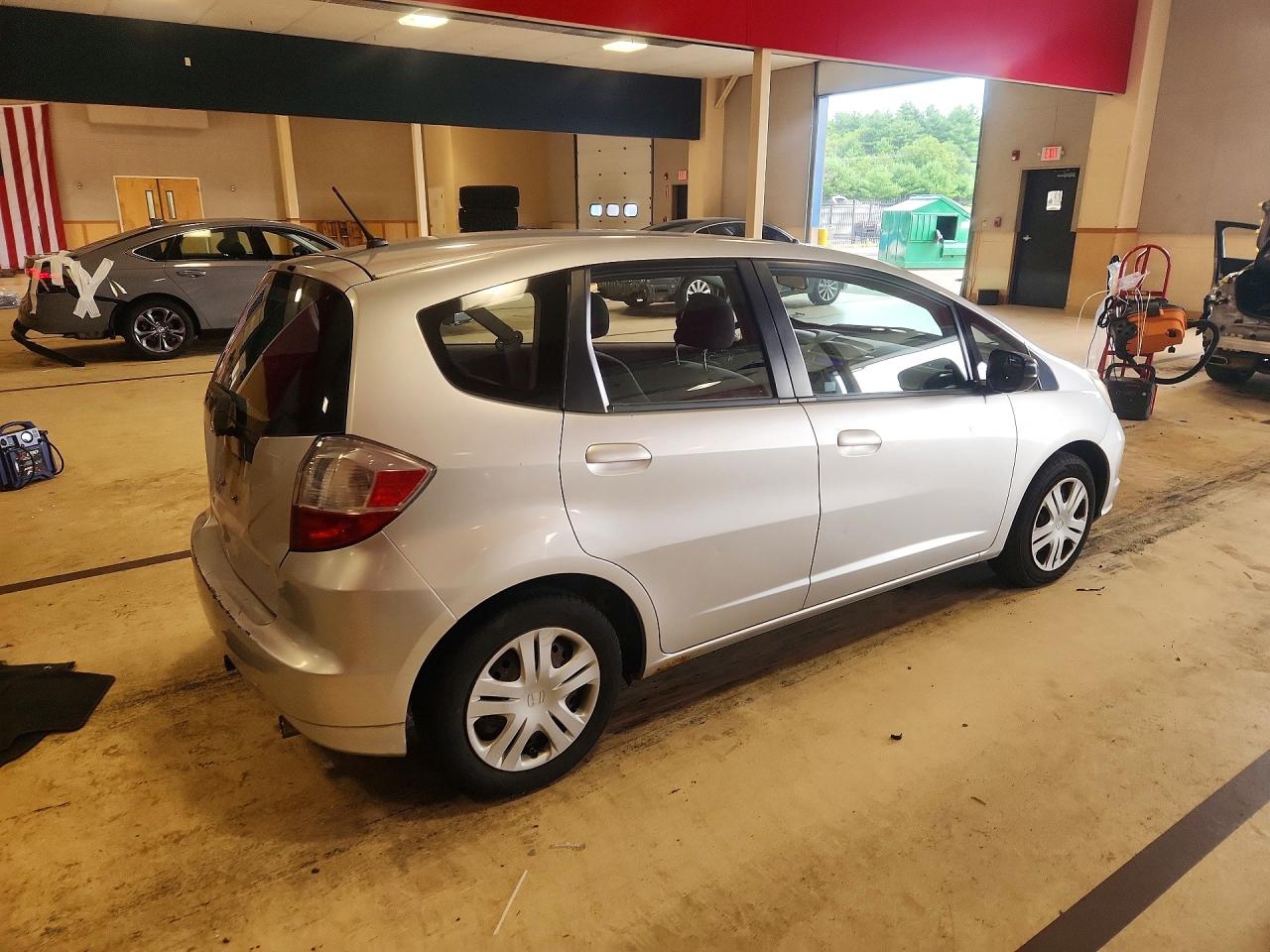 2011 Honda Fit Silver vin: JHMGE8H33BC008512