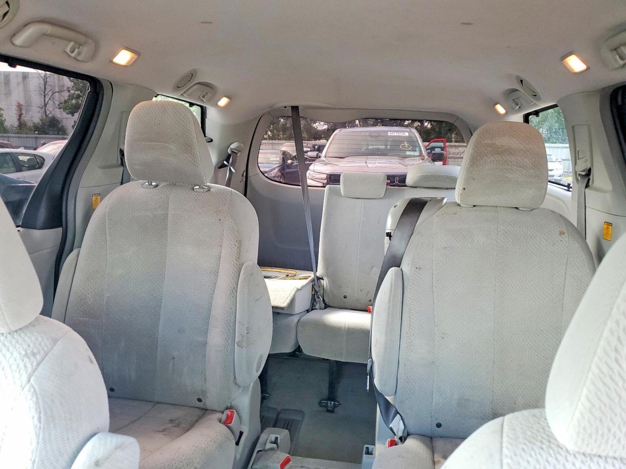 2011 Toyota Sienna Le Серебряный vin: 5TDKK3DC5BS162036