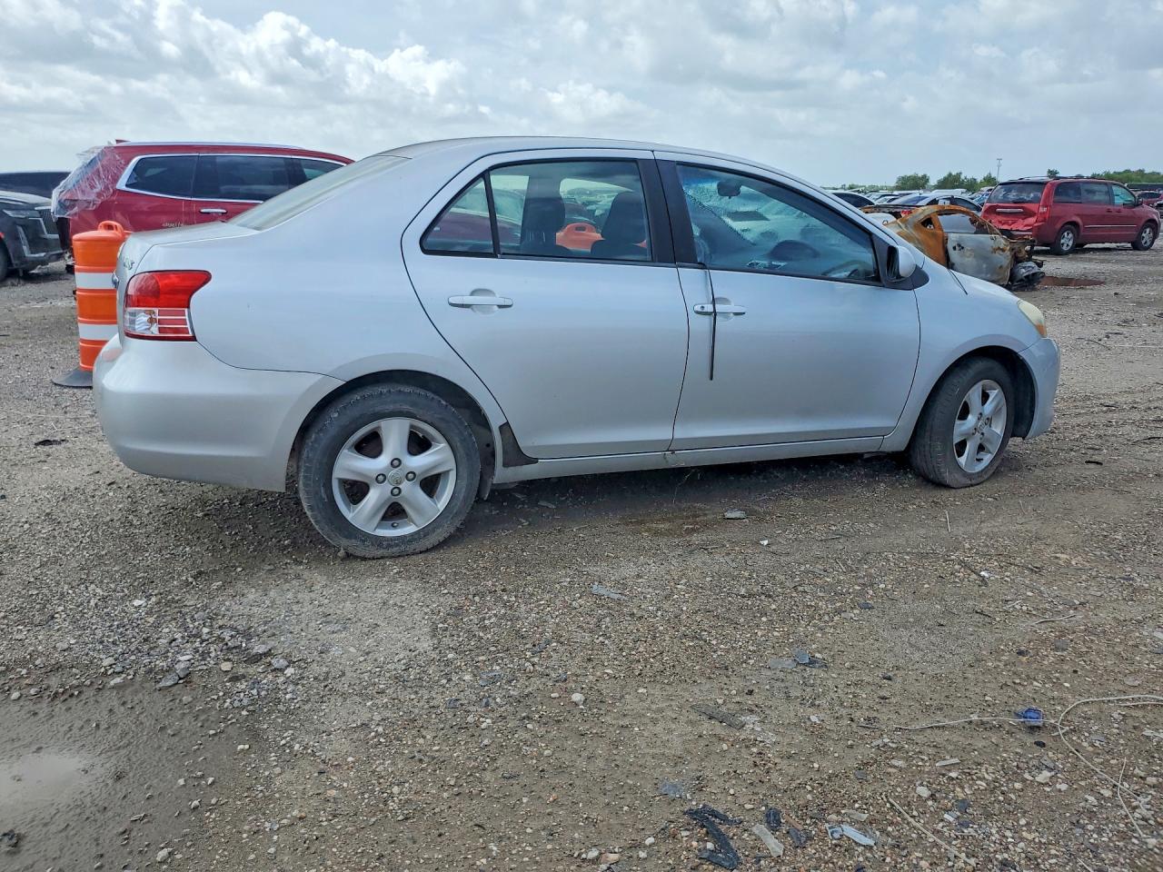 2007 Toyota Yaris Base Серебряный vin: JTDBT923X71048542