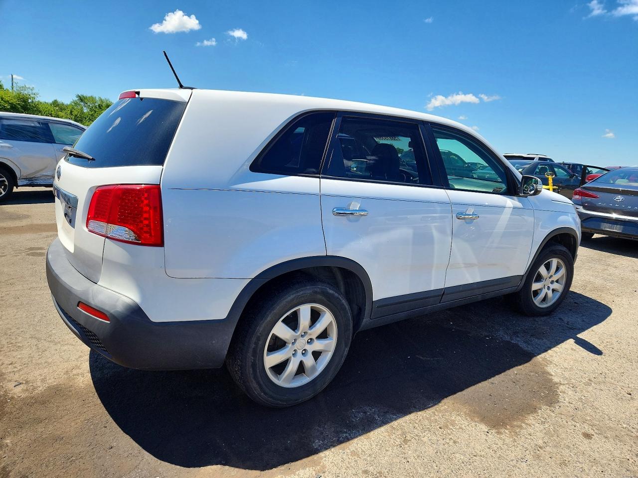 2011 Kia Sorento Lx White vin: 5XYKT3A16BG016211