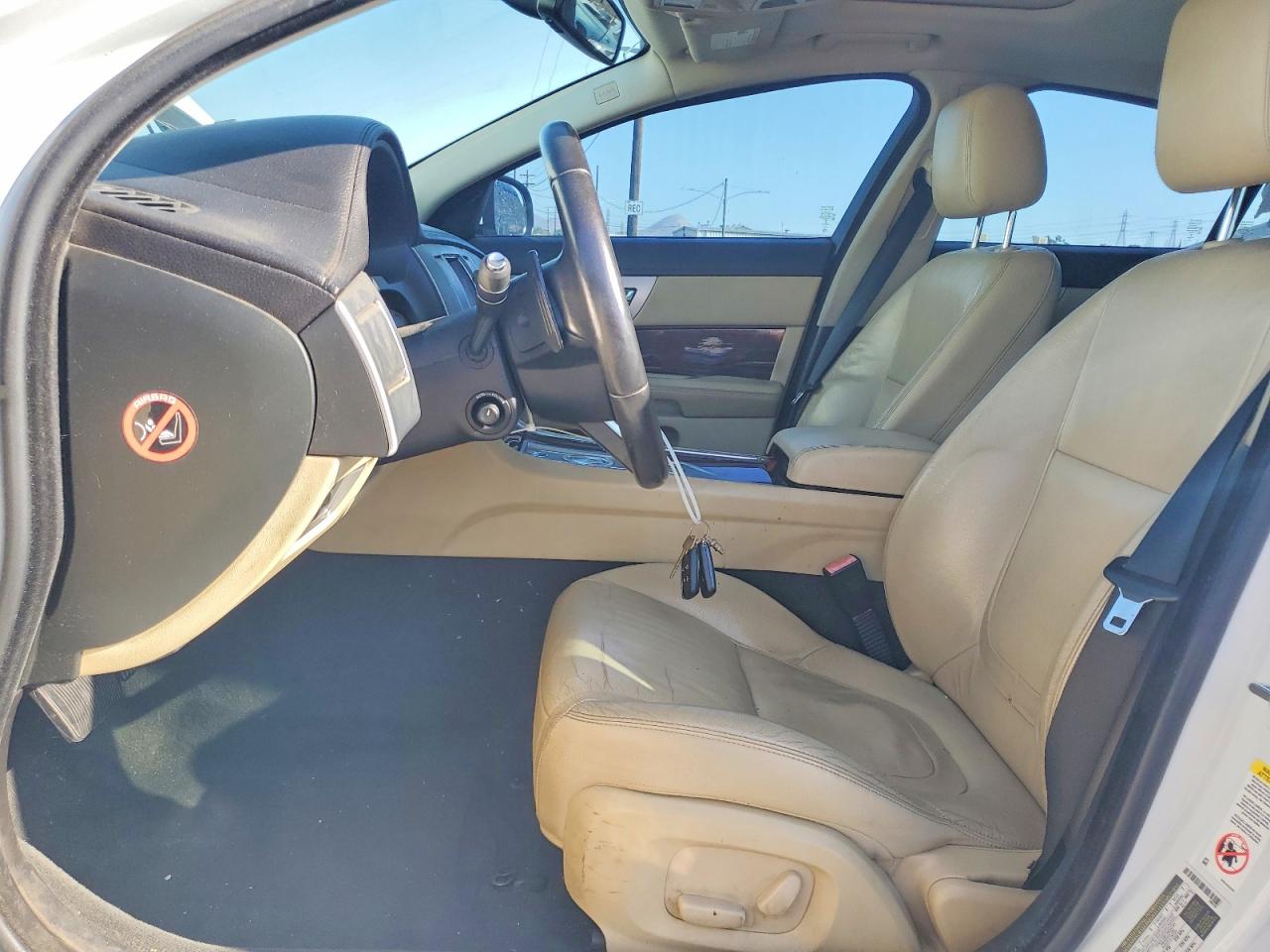 2013 Jaguar Xf White vin: SAJWA0ES2DPS82304