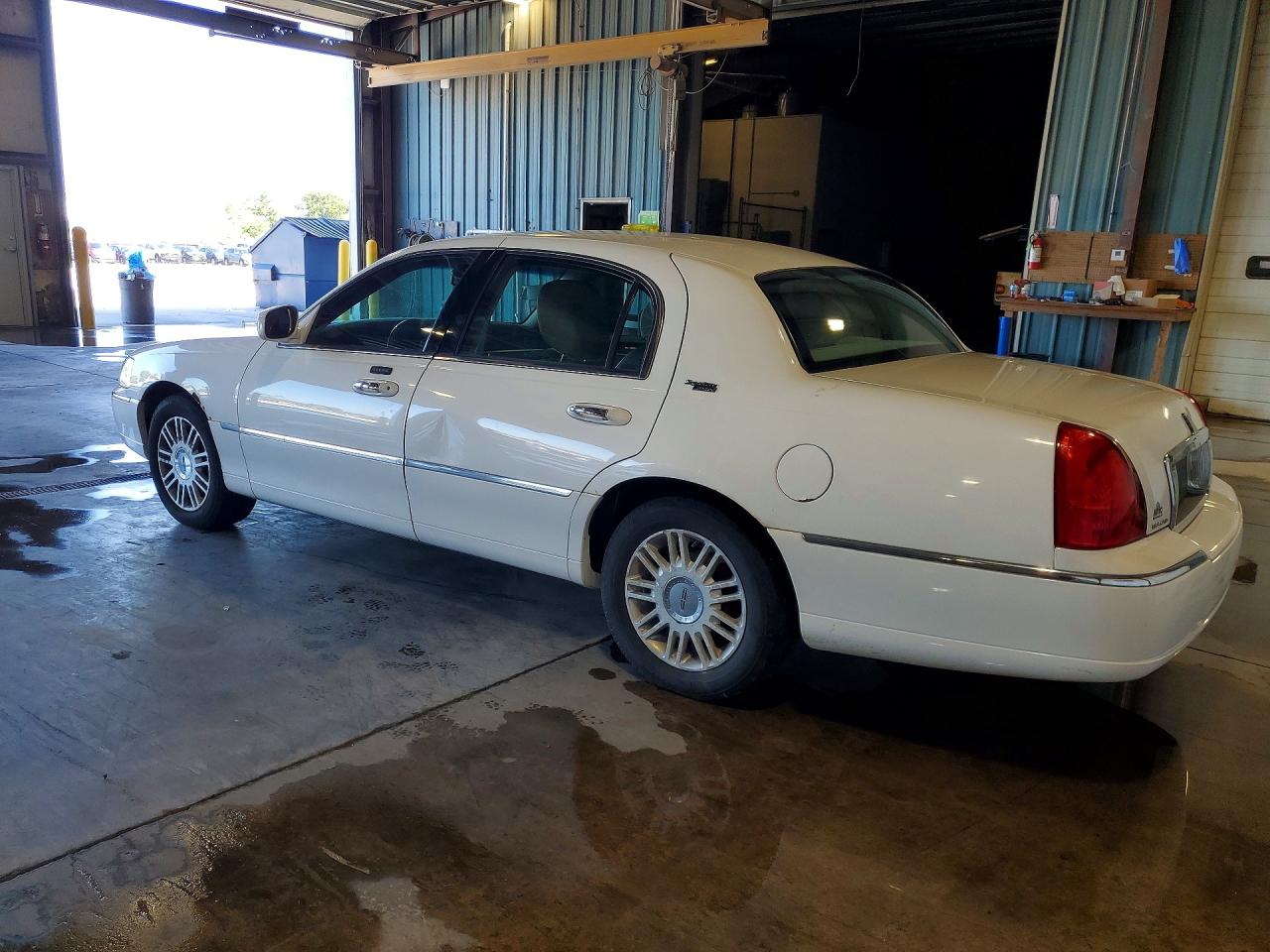 2011 Lincoln Town Car Signature Limited White vin: 2LNBL8CVXBX761236