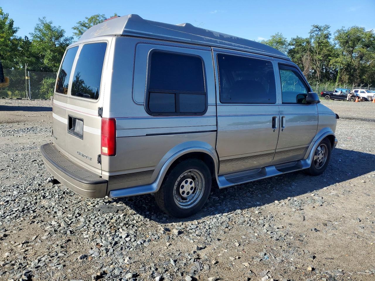 2003 Chevrolet Astro Gold vin: 1GBDM19X23B126790