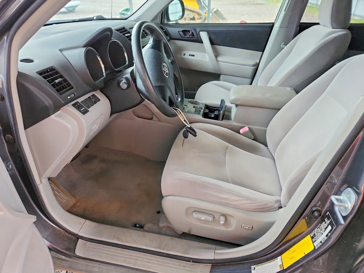 2008 Toyota Highlander Base Silver vin: JTEDS41A682053159