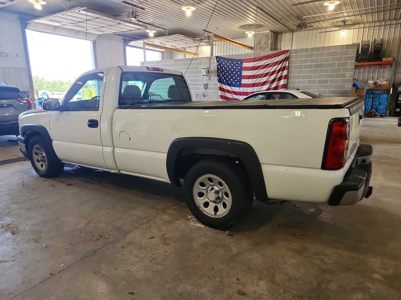 2007 Chevrolet Silverado C1500 Classic White vin: 1GCEC14X87Z164869