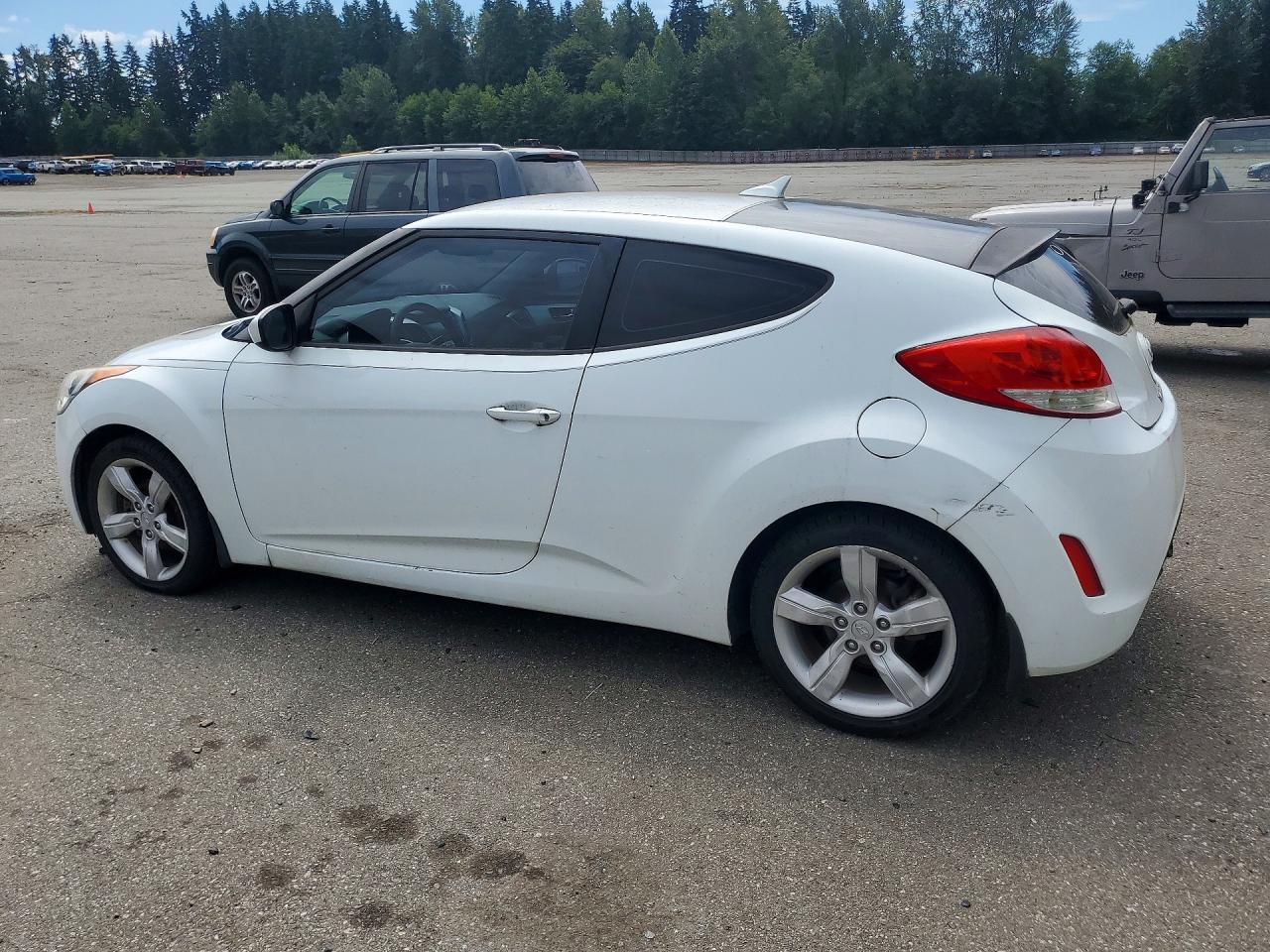 2013 Hyundai Veloster Base White vin: KMHTC6AD7DU105301