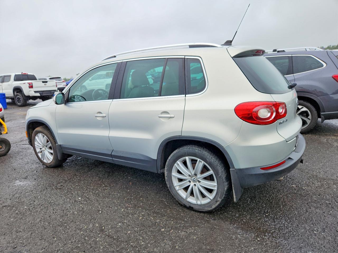 2011 Volkswagen Tiguan S Silver vin: WVGBV7AX2BW536393