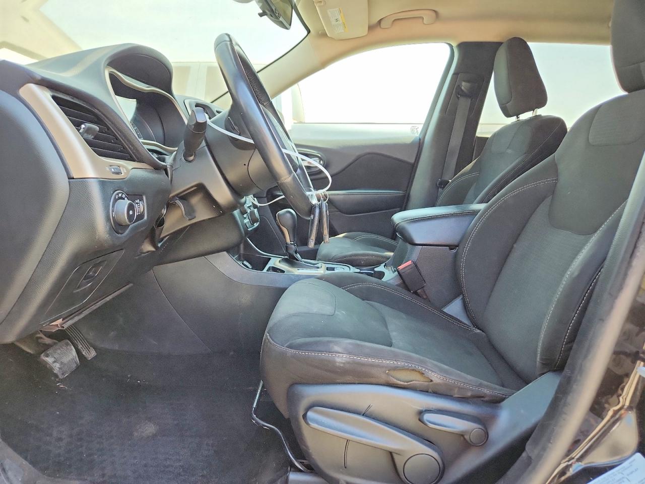 2015 Jeep Cherokee Latitude Черный vin: 1C4PJLCB5FW506343