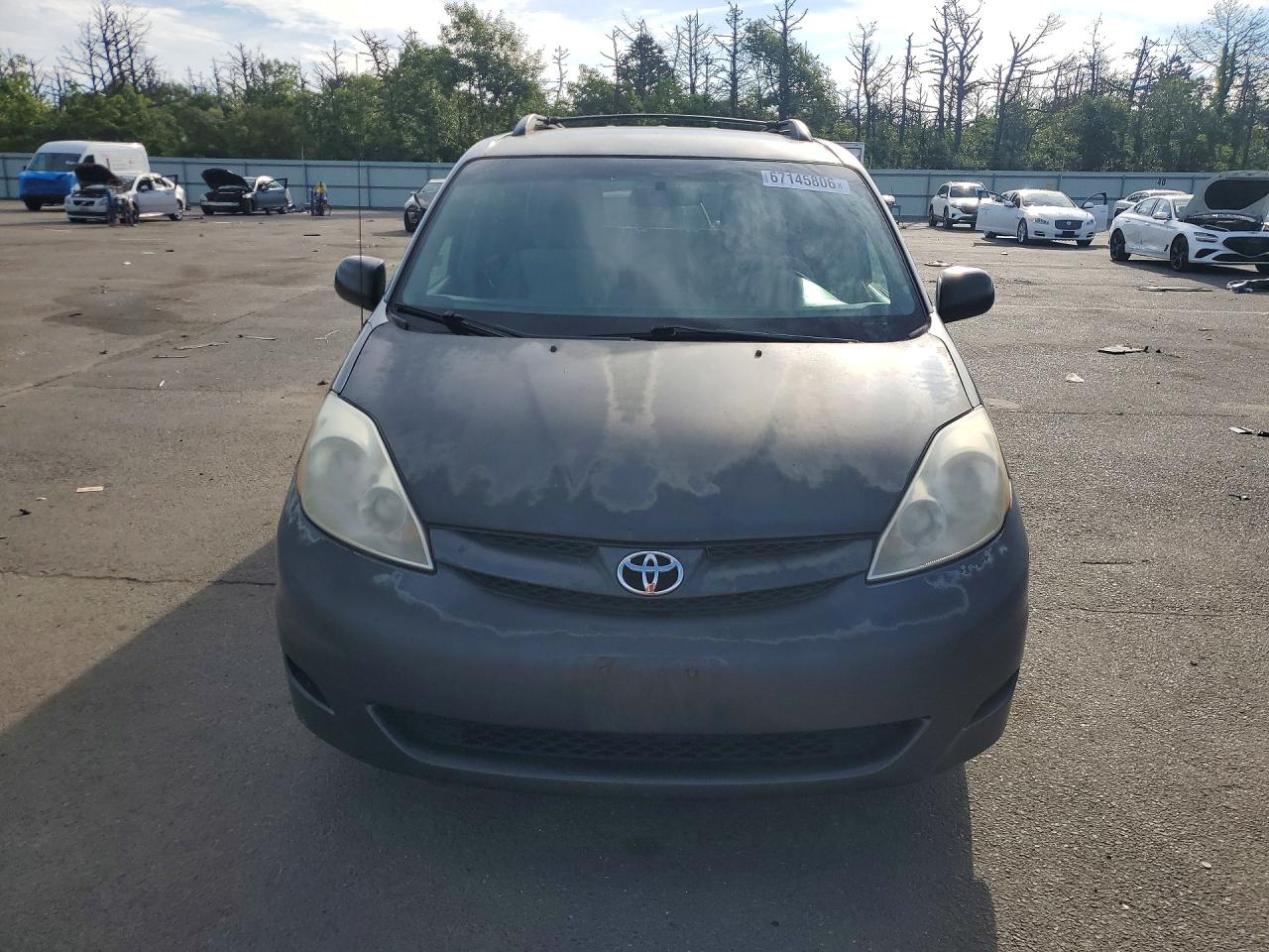 2010 Toyota Sienna Le 7-passenger Green vin: 5TDKK4CC5AS297460