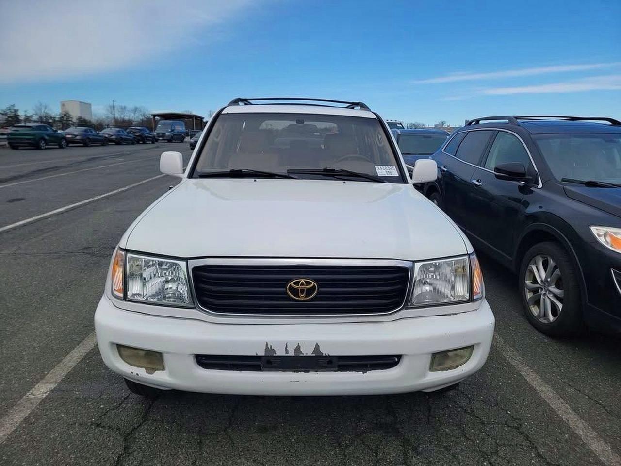 2000 Toyota Land Cruiser Base White vin: JT3HT05J4Y0113106