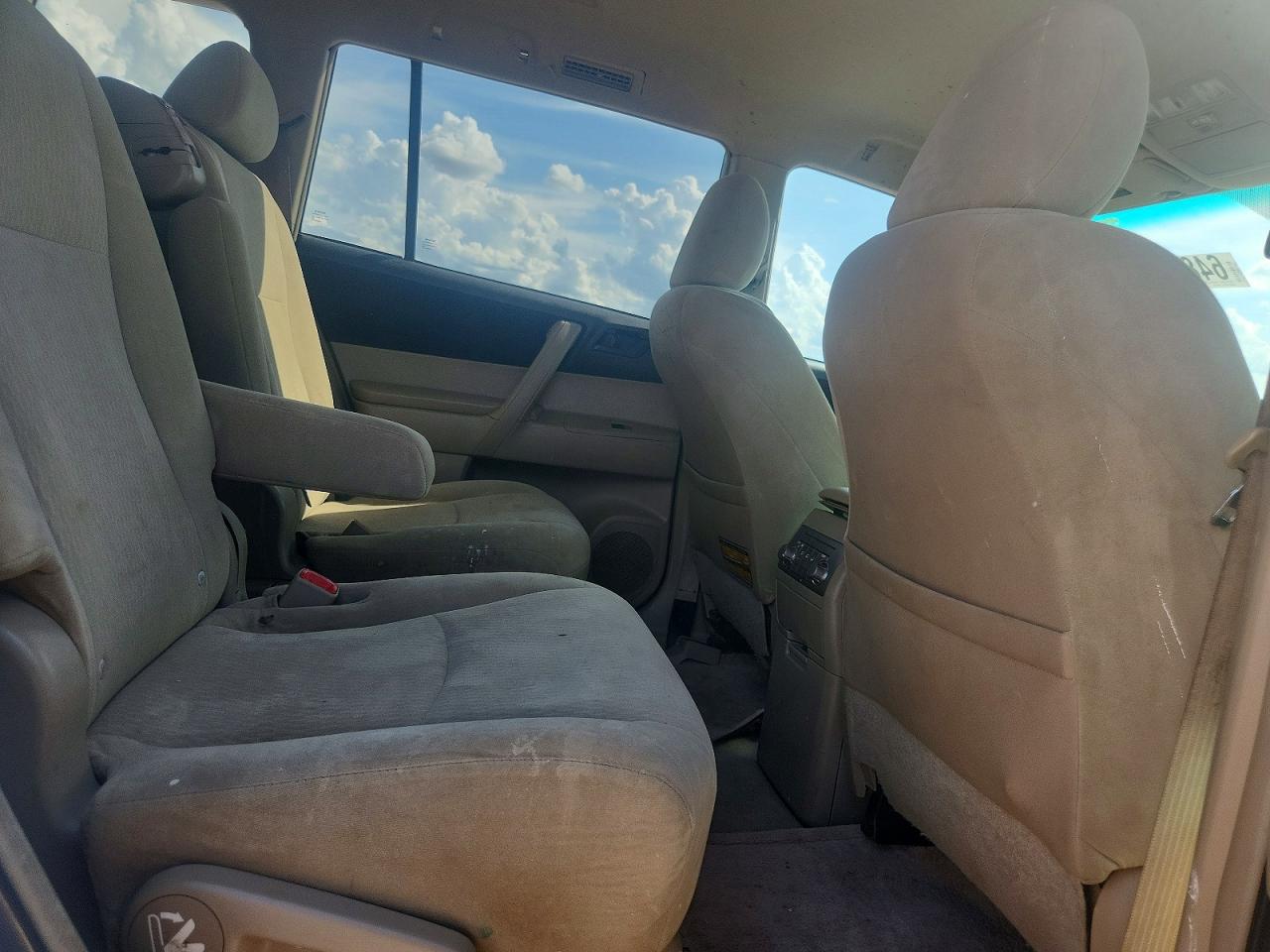 2010 Toyota Highlander Base Белый vin: 5TDZK3EH3AS022574