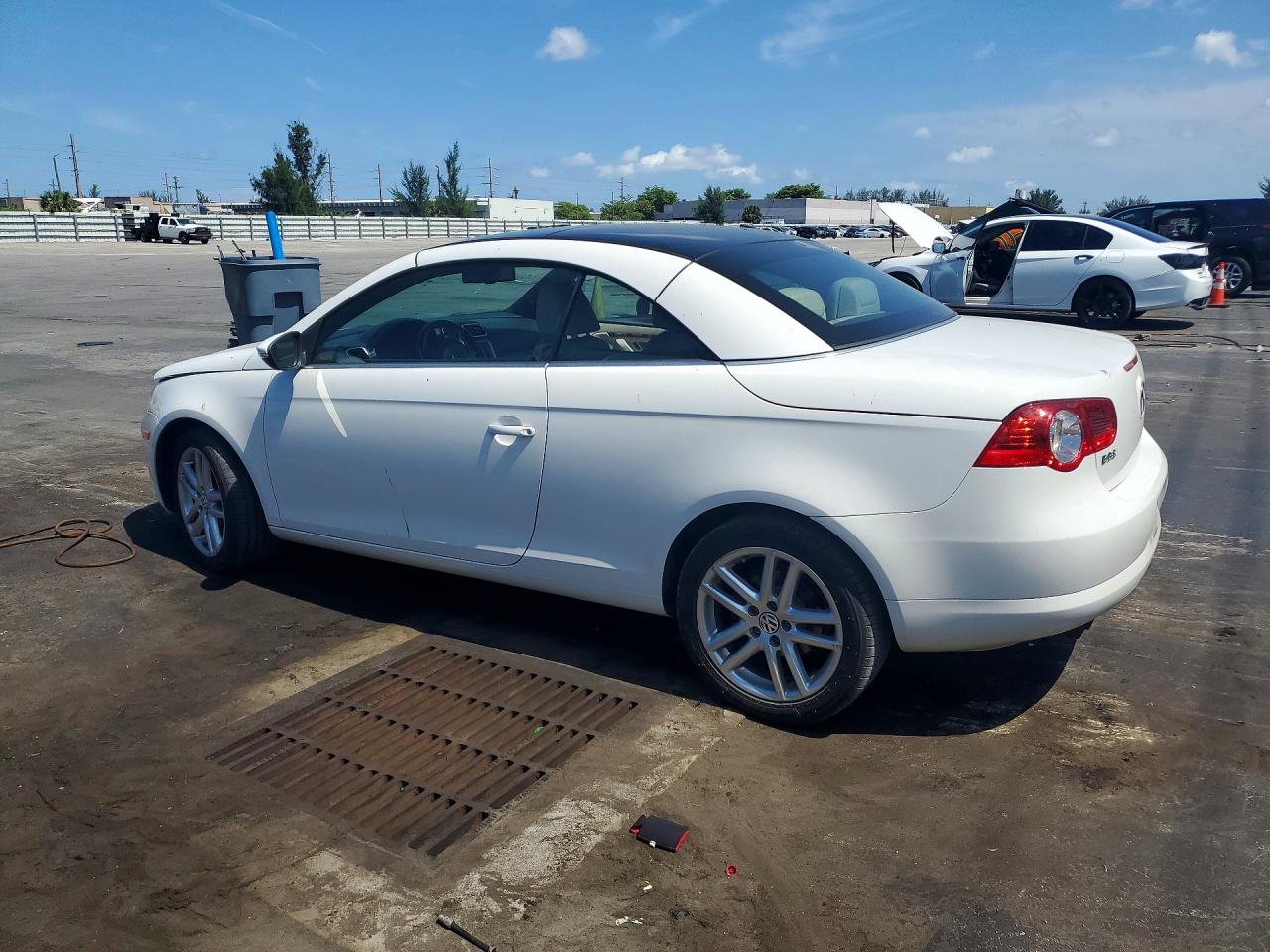 2010 Volkswagen Eos Lux White vin: WVWFA7AH7AV025406