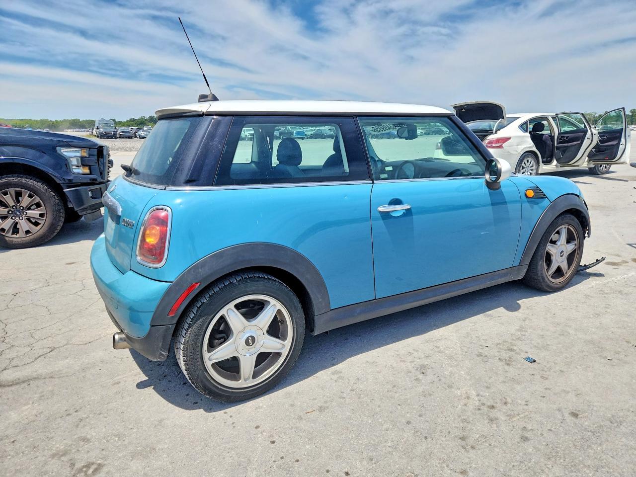 2010 Mini Cooper Blue vin: WMWMF3C53ATZ22039