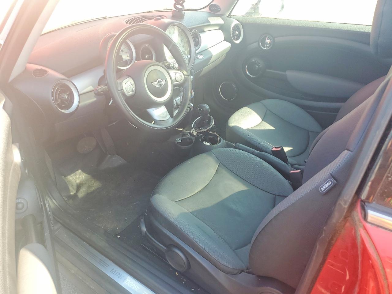 2010 Mini Cooper Red vin: WMWMF3C59ATZ61699