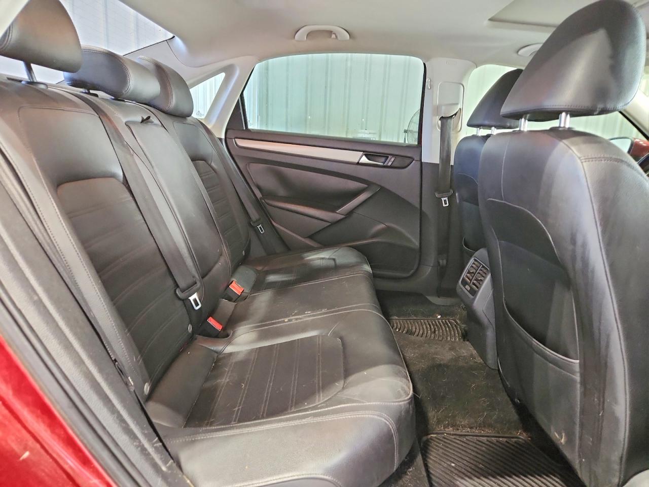 2015 Volkswagen Passat Se Red vin: 1VWBS7A37FC014017
