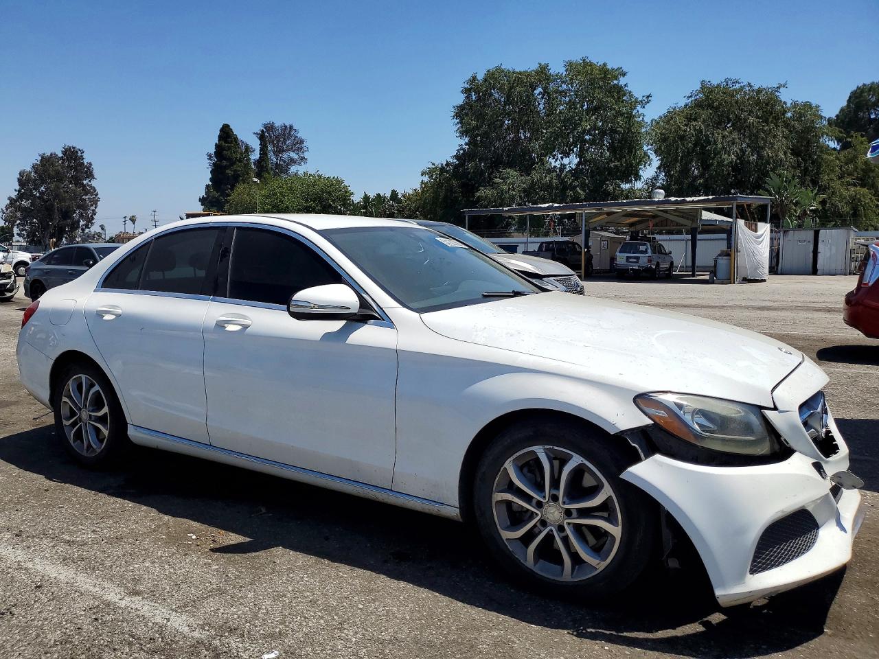 2015 Mercedes-benz C 300 White vin: 55SWF4JB0FU049577