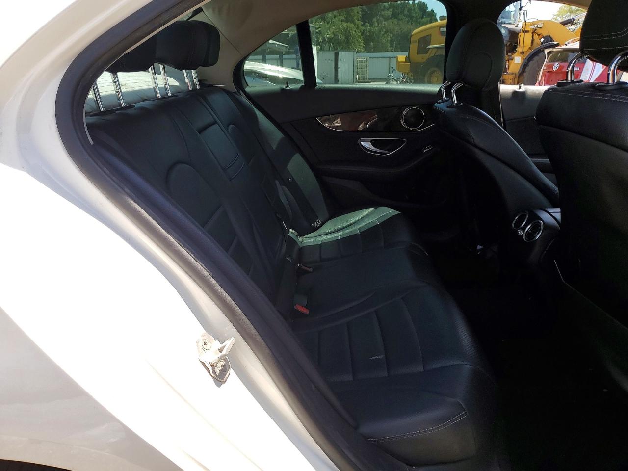 2015 Mercedes-benz C 300 White vin: 55SWF4JB0FU049577