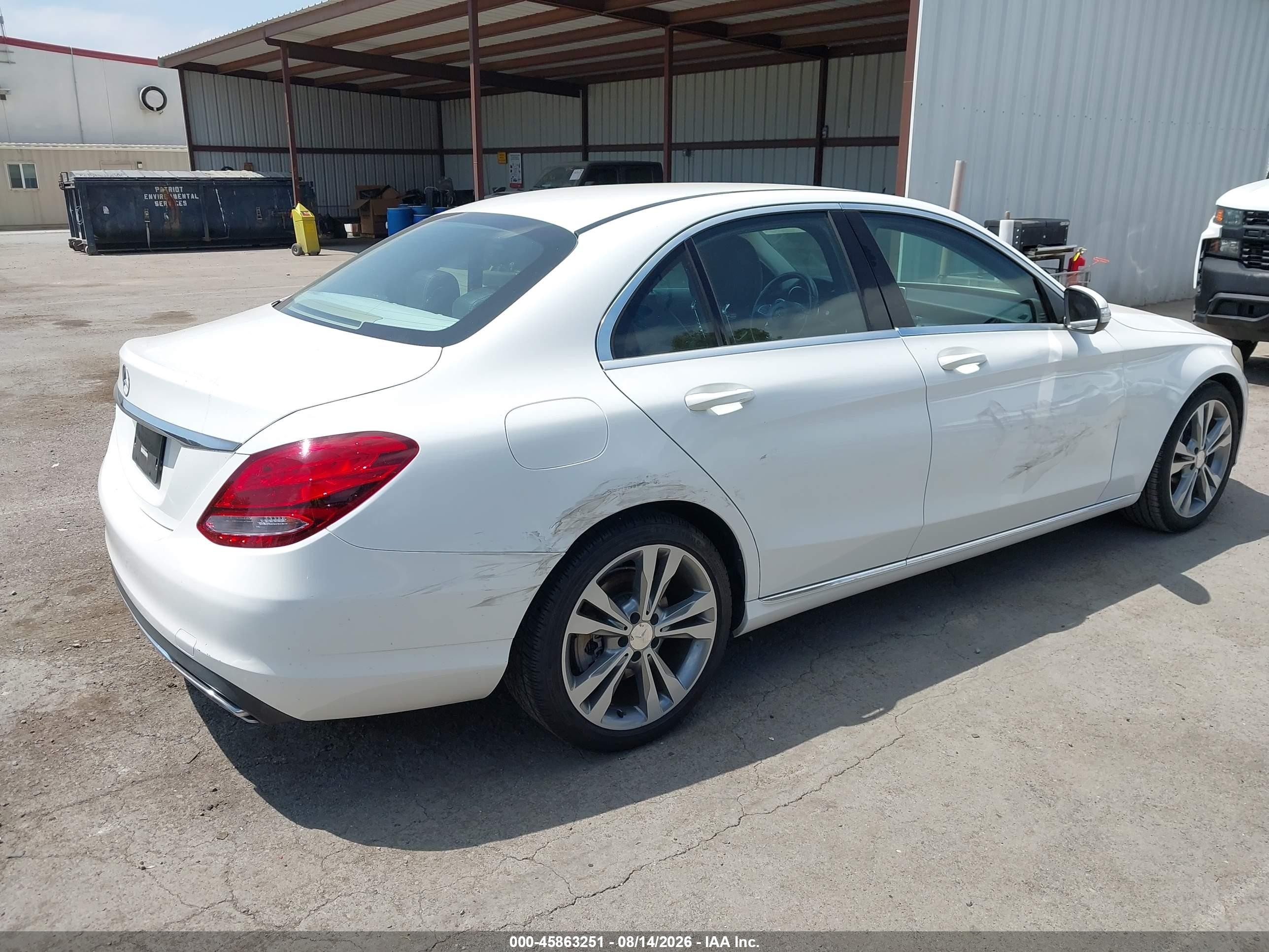2015 Mercedes-benz C 300 White vin: 55SWF4JB0FU066377
