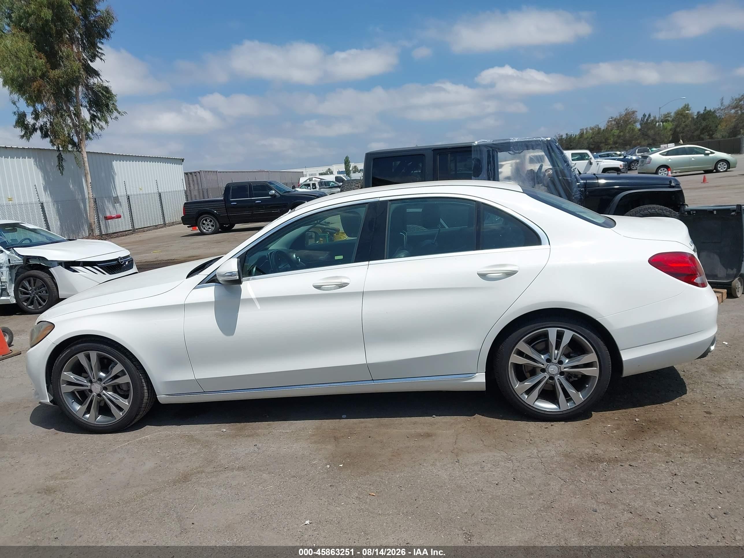 2015 Mercedes-benz C 300 White vin: 55SWF4JB0FU066377